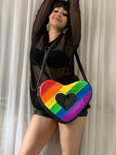 Cargar imagen en el visor de la galería, BOLSA CORAZÓN PRIDE
